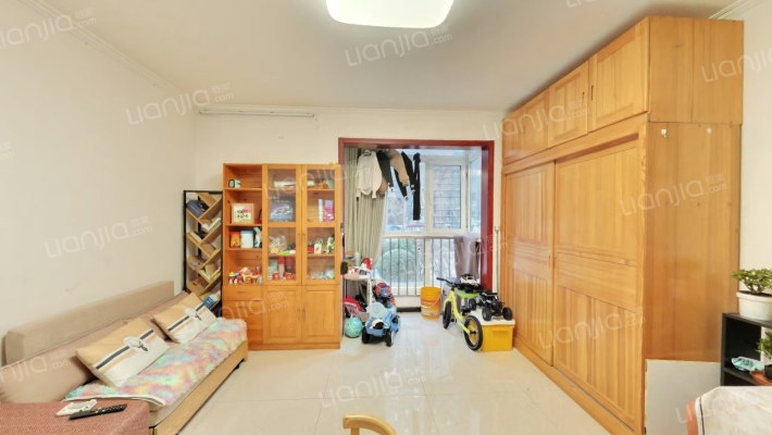 此房有本随时过户，采光好视野好，南北通透一居室-客厅