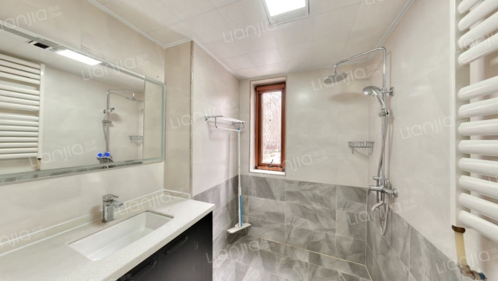 高铁新干线 3室1厅 南 北-卫生间A