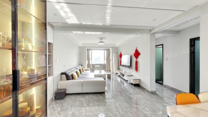 南北通三居室双卫.精装自住标准.采光好.诚意出售-客厅