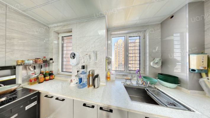 南北通三居室双卫.精装自住标准.采光好.诚意出售-厨房