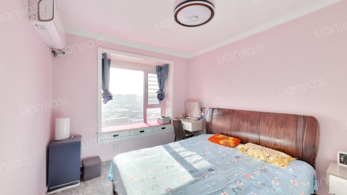 南北通三居室双卫.精装自住标准.采光好.诚意出售-卧室A