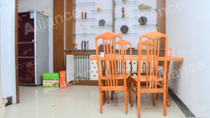 东兴北街光明小区南北通透大三居业主诚意出售-餐厅