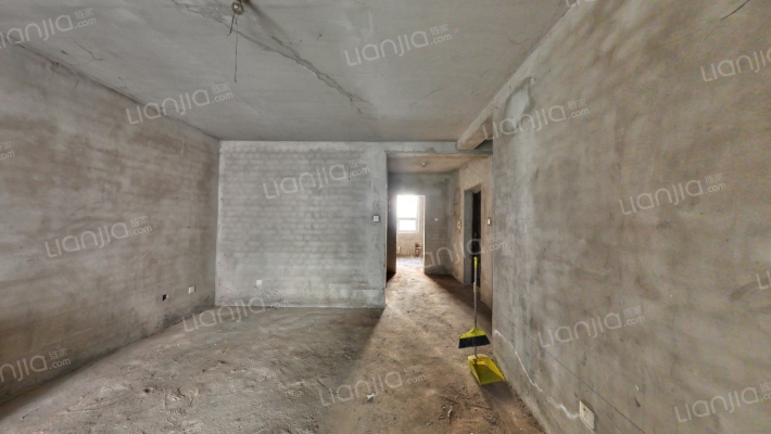 一层带小院，南北通透两居室 集中供暖-客厅