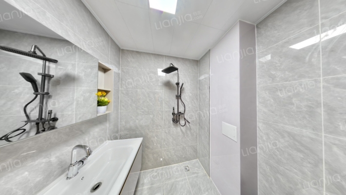 精装全阳两居室，中高楼层，采光好，视野开阔.。-卫生间