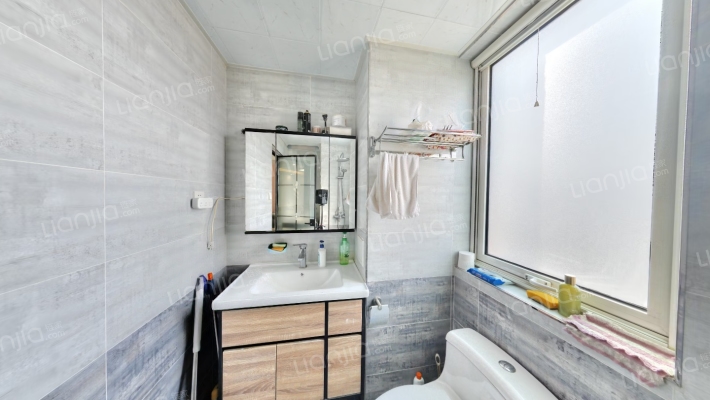 转角飘窗 带装修 南北通透 视野开阔-卫生间