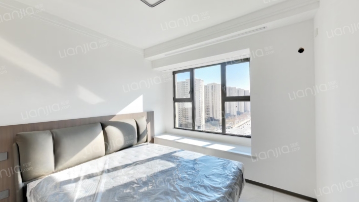 本房是经典的四叶草户型，南北三通透，双明卫-卧室B