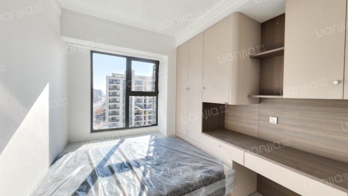 本房是经典的四叶草户型，南北三通透，双明卫-卧室A