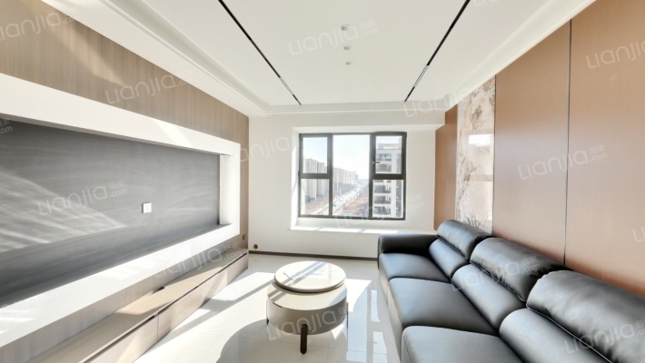 本房是经典的四叶草户型，南北三通透，双明卫-客厅