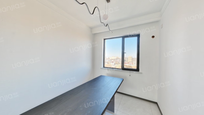 本房是经典的四叶草户型，南北三通透，双明卫-卧室D