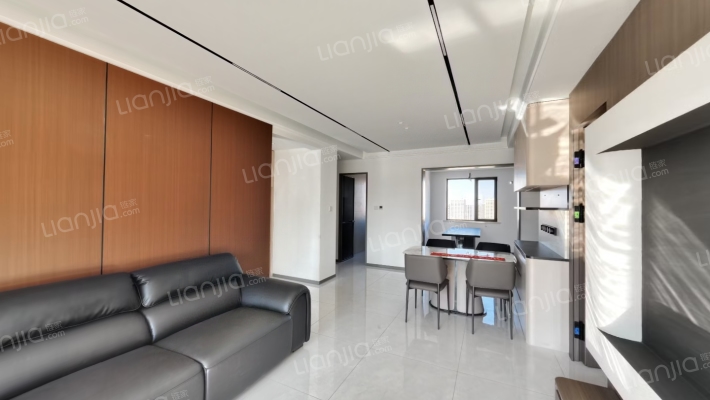 本房是经典的四叶草户型，南北三通透，双明卫-客厅