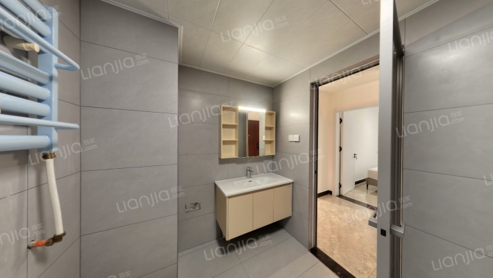 格局方正 通风采光好 精装修拎包入住 房本满二-卫生间