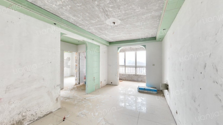 房本在手 电梯房 采光充足 视野好 有地下室 出行方便-客厅