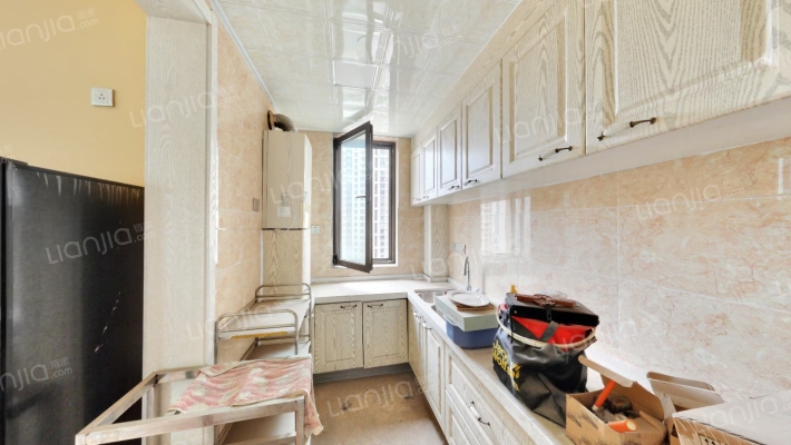 精装修 西户H户型 2明卫 满五 高楼层拎包入住-厨房