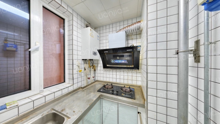 小区环境整洁，人车分流设计，采光好，-厨房