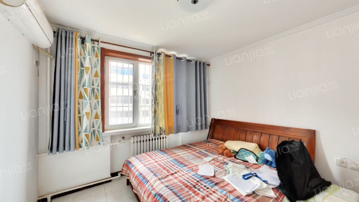 大社区，中间楼层，南北通透户型，精装修-卧室B