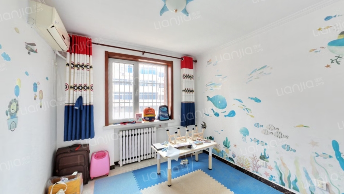 大社区，中间楼层，南北通透户型，精装修-卧室C