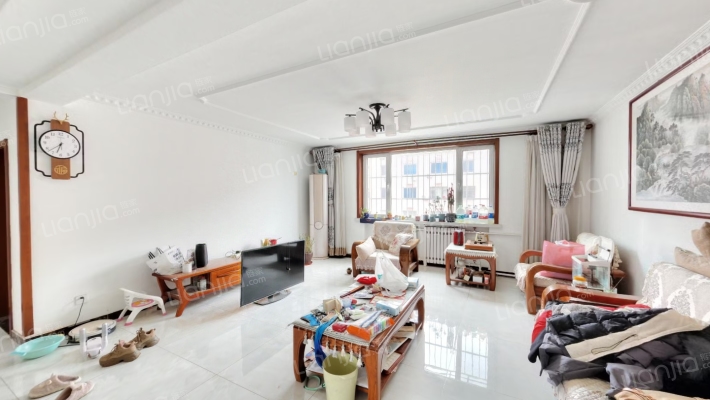 大社区，中间楼层，南北通透户型，精装修-客厅