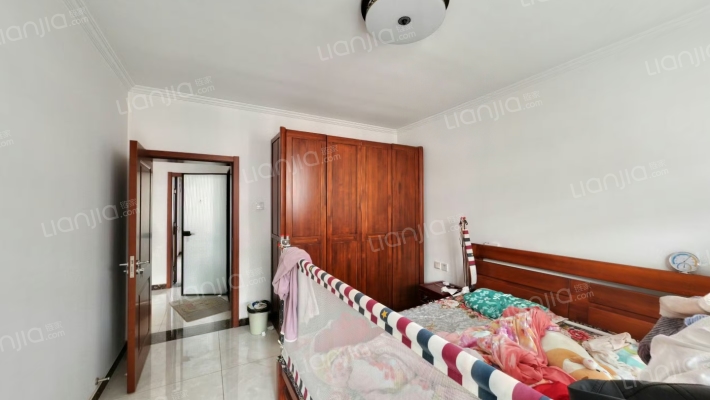 大社区，中间楼层，南北通透户型，精装修-卧室A