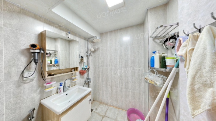 大社区，中间楼层，南北通透户型，精装修-卫生间