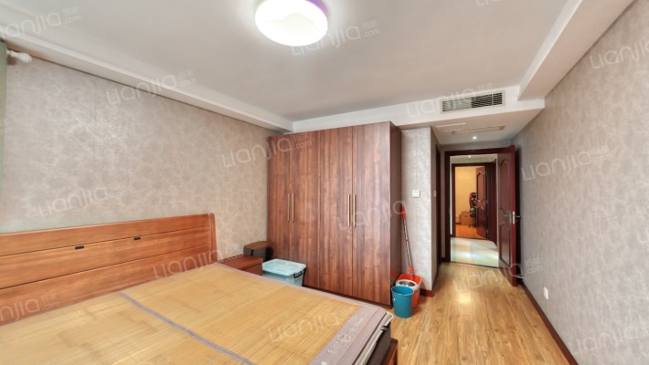 御景园南北三居室双明卫设计精装修诚意出售-卧室C