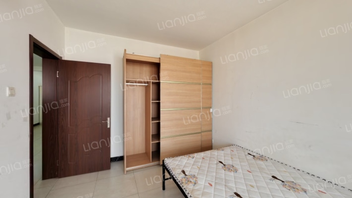 开发区范阳路政法街华泰豪庭两居出售-卧室A