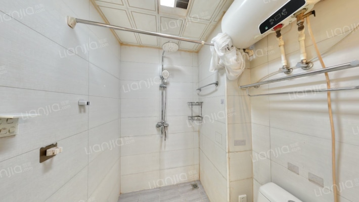 房子属于精装修的，楼层比较好，采光好-卫生间