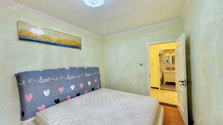 房子属于精装修的，楼层比较好，采光好-卧室A