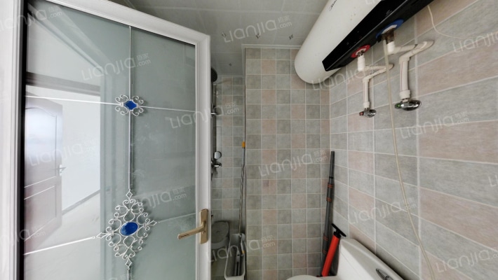 精装三居 看房有钥匙，高铁片区，价格可议-卫生间