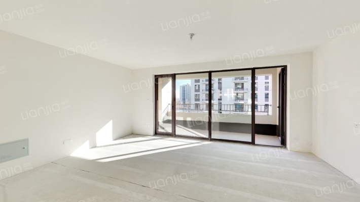 三面朝南的户型，采光面更广，冬天暖和。-客厅