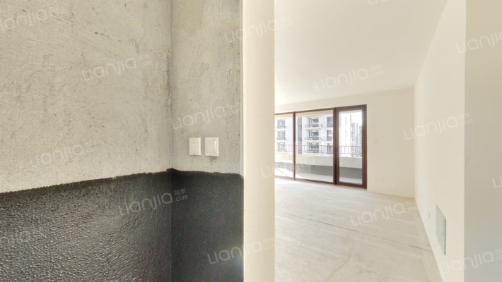 三面朝南的户型，采光面更广，冬天暖和。-客厅