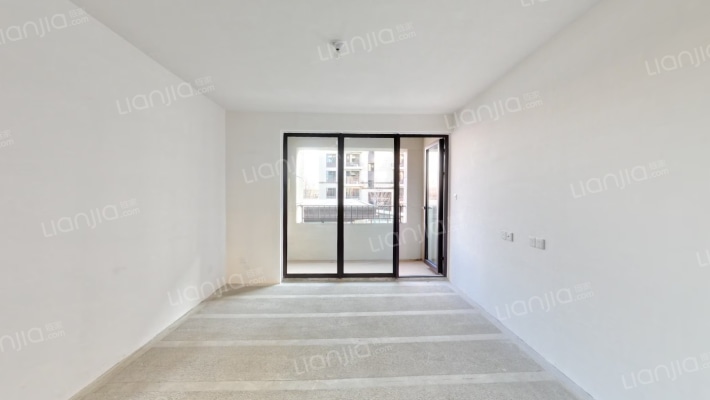 户型方正   离门口近   洋房社区   小区环境好-客厅