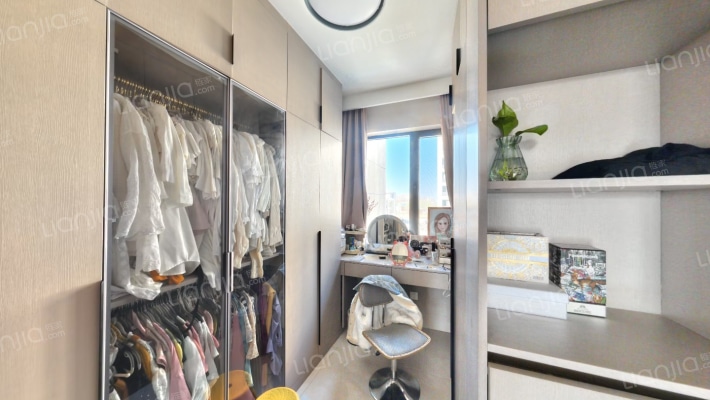 有房本，精装修，南北通透双卫三居室，采光充足-卧室B