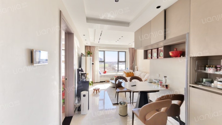 有房本，精装修，南北通透双卫三居室，采光充足-客厅