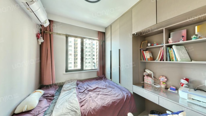 有房本，精装修，南北通透双卫三居室，采光充足-卧室C