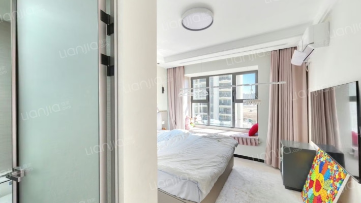 有房本，精装修，南北通透双卫三居室，采光充足-卧室A