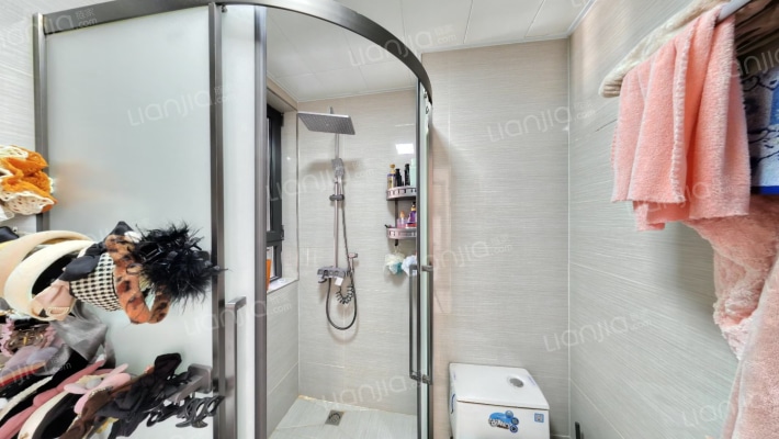 有房本，精装修，南北通透双卫三居室，采光充足-卫生间B