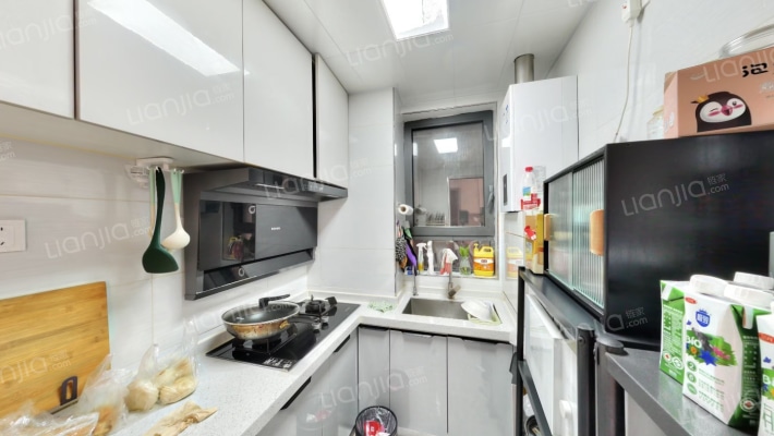 有房本，精装修，南北通透双卫三居室，采光充足-厨房