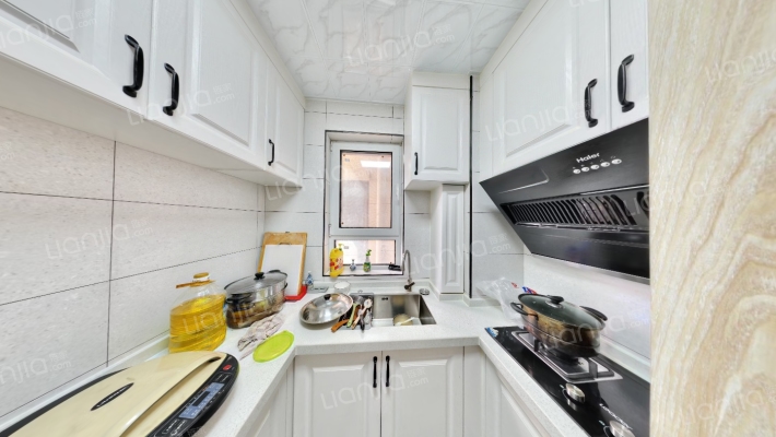 此房满二，集中供暖，好楼位，中间楼层，采光全天-厨房