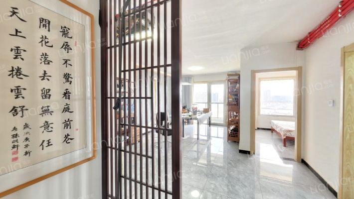 此房满二，集中供暖，好楼位，中间楼层，采光全天-客厅