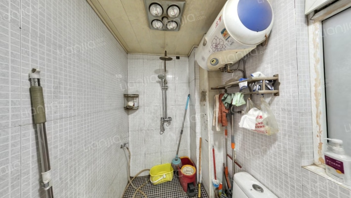 房本满二，正规两居室，中间楼层，采光好，带装修-卫生间