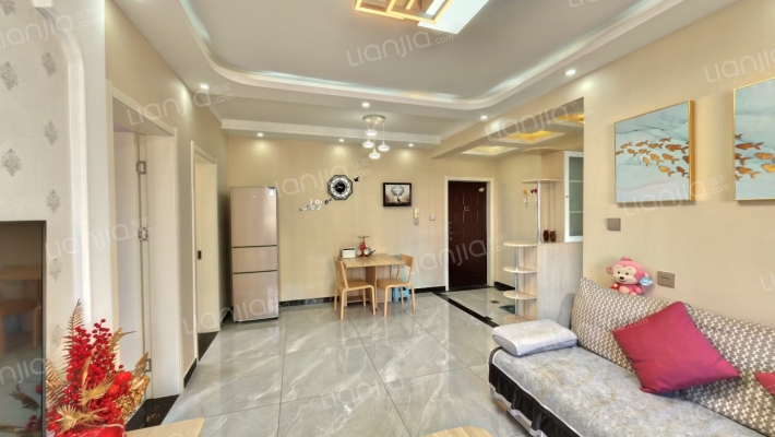 此房户型方正，中低楼层，毛坯房可塑空间大-客厅