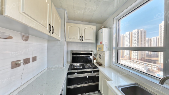 此房户型方正，中低楼层，毛坯房可塑空间大-厨房