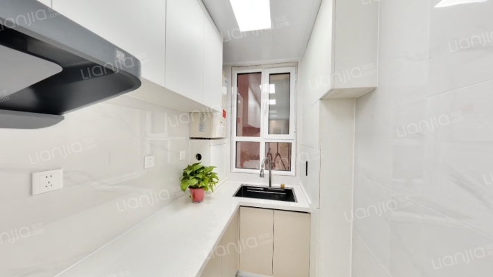 精装修 楼下游乐园 中层 看房方便 满二-厨房