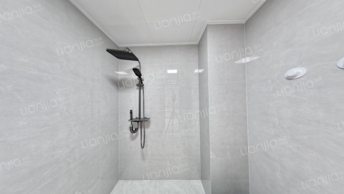 精装修 楼下游乐园 中层 看房方便 满二-卫生间