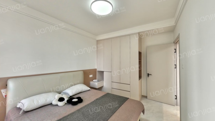 精装修 楼下游乐园 中层 看房方便 满二-卧室B