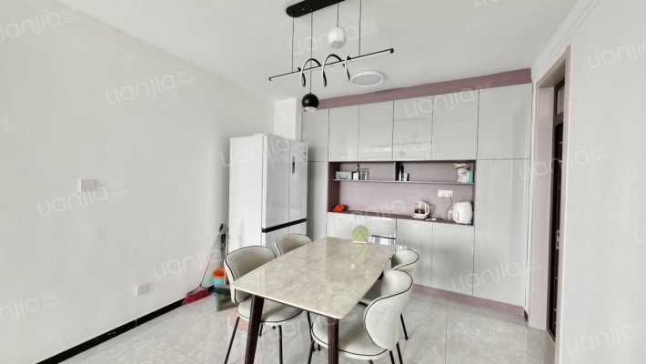 天伦湾馨园中间楼层，房本满二精装修，三面通风-餐厅