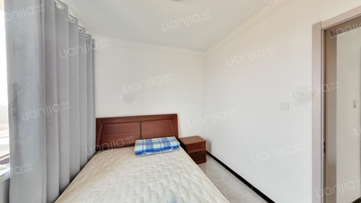 天伦湾馨园中间楼层，房本满二精装修，三面通风-卧室B