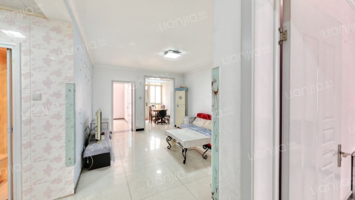 一层带小院，南北通透两居室，有装修，拎包入住-客厅