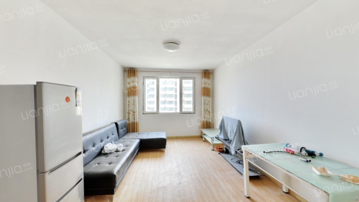 房子户型方正，采光好，不遮挡。-客厅