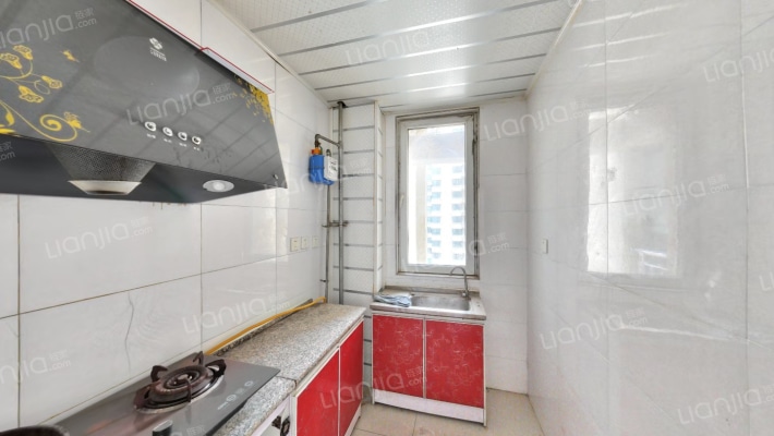 房子户型方正，采光好，不遮挡。-厨房